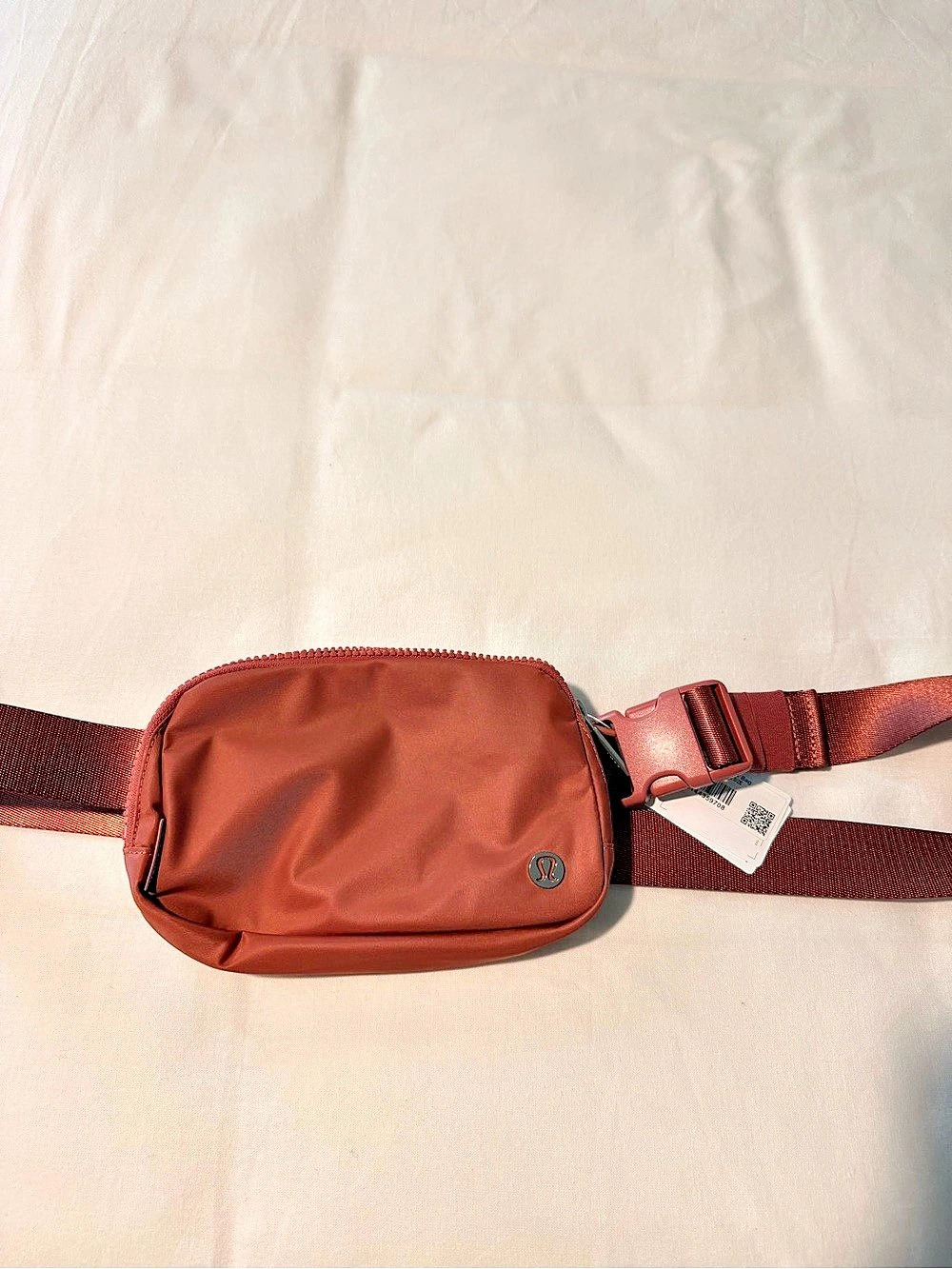 lululemon Everywhere Belt Bag Crossbody in Rose color
